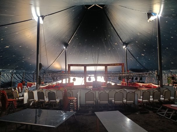 Aufgebaute Loge und Manege in einem Zirkuszelt mit Blick auf den Artisteneingang im Aufbau  