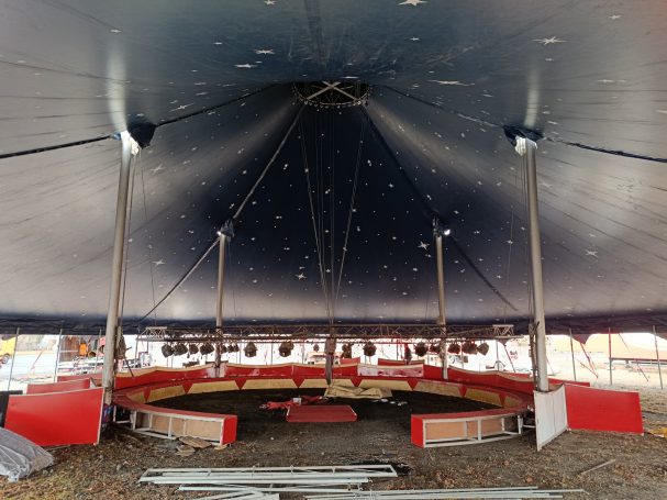 Aufgebautes Zirkuszelt ohne Wände aber mit aufgebauter Manege und Loge 